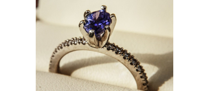 Qué significa el zafiro en el anillo de compromiso